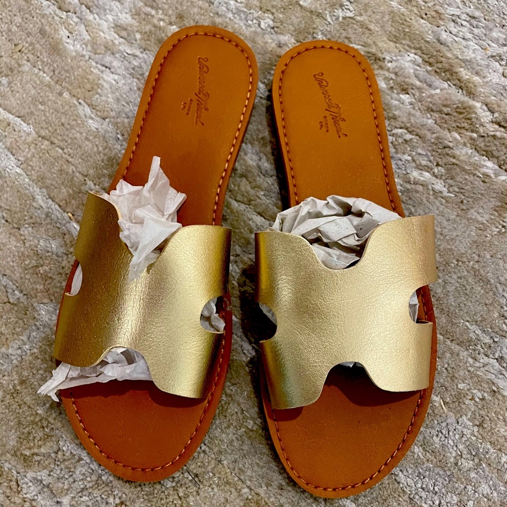 ‼️Faux leather GOLD METALLIC H cut out sandals‼️